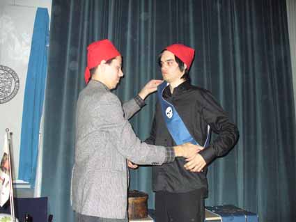 Br Goden Johan Bengtsson (d.�.) ikl�ds sitt styrelseband.
