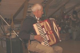 Br Hpr Boogh spelar dragspel