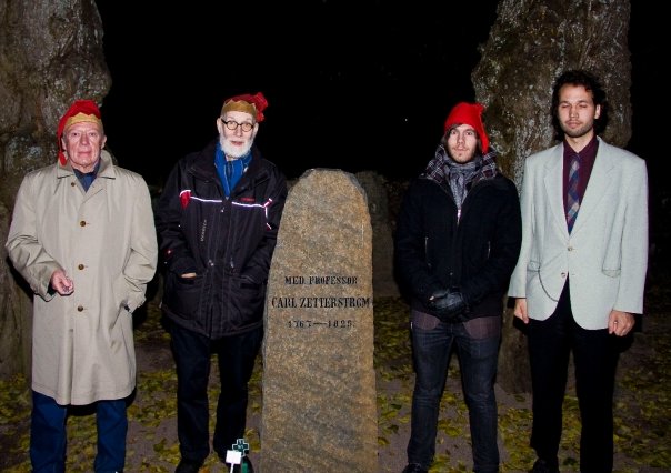 Vid den Zetterstr�mska graven p� Vaksala kyrkog�rd